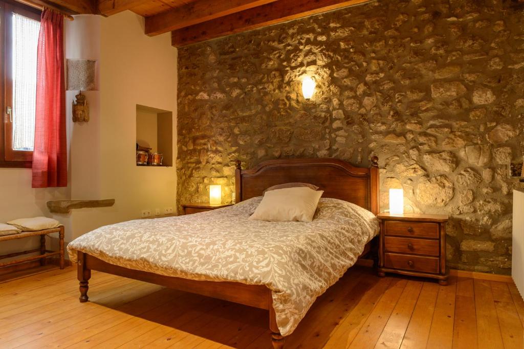 Habitació amb paret de pedra